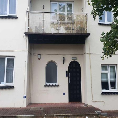 Newly Renovated Ideally Situated 2 Bedroom Flat Борнмут Экстерьер фото