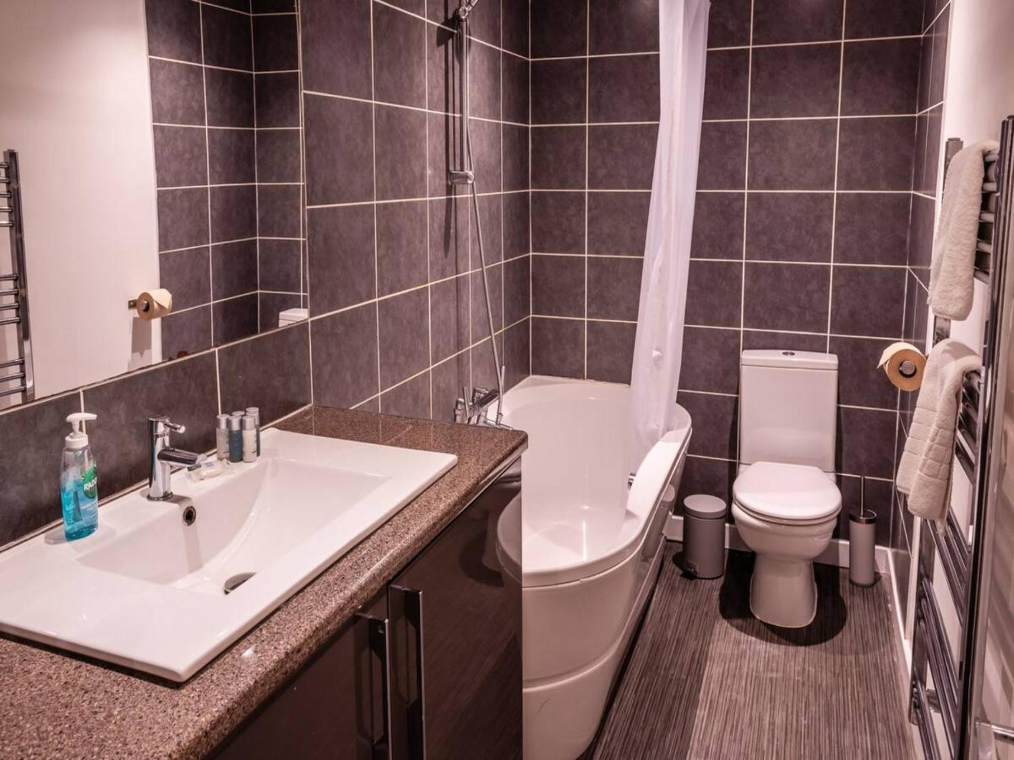 Newly Renovated Ideally Situated 2 Bedroom Flat Борнмут Экстерьер фото