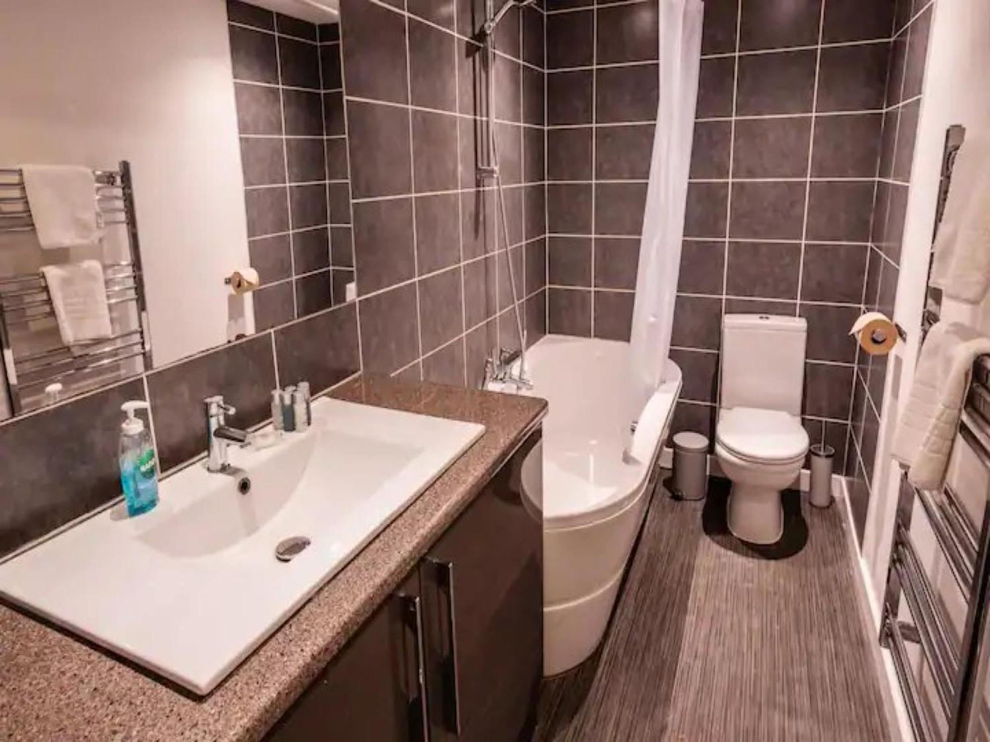 Newly Renovated Ideally Situated 2 Bedroom Flat Борнмут Экстерьер фото