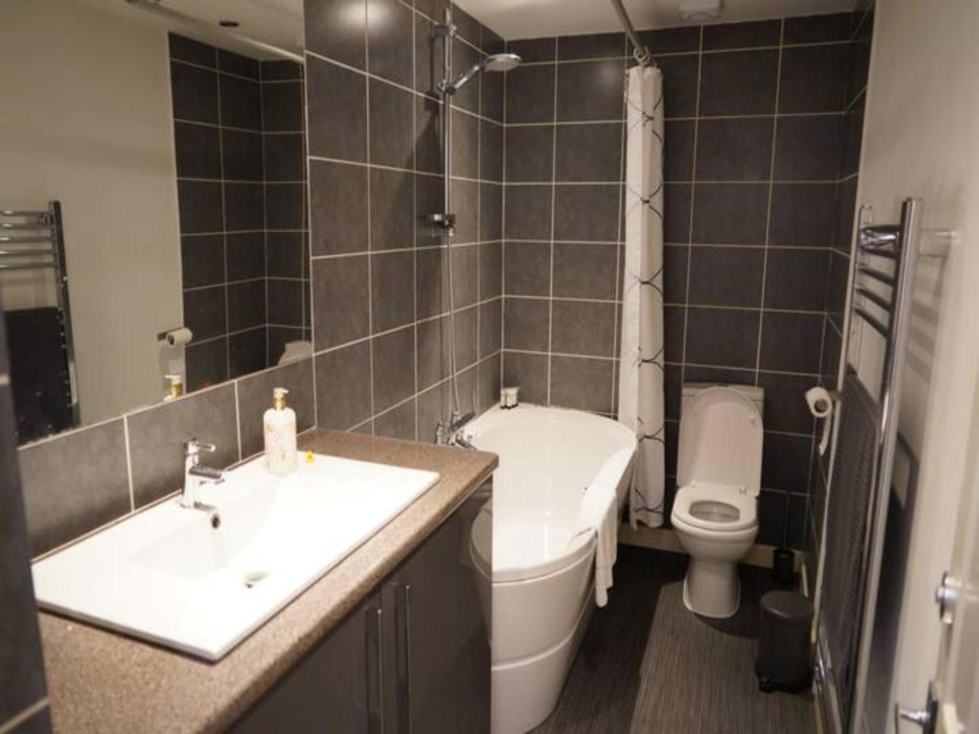 Newly Renovated Ideally Situated 2 Bedroom Flat Борнмут Экстерьер фото